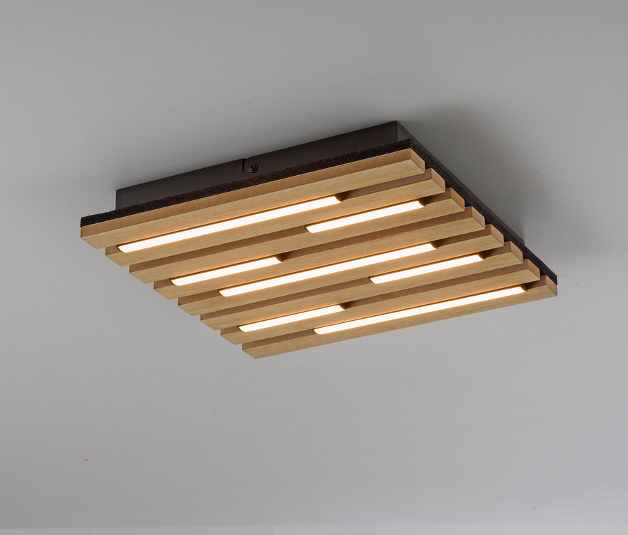 Plafonnier carré avec des lamelles en bois et des tubes lumineux.