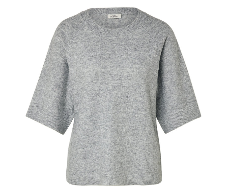 Un pull gris à manches courtes sur fond blanc.