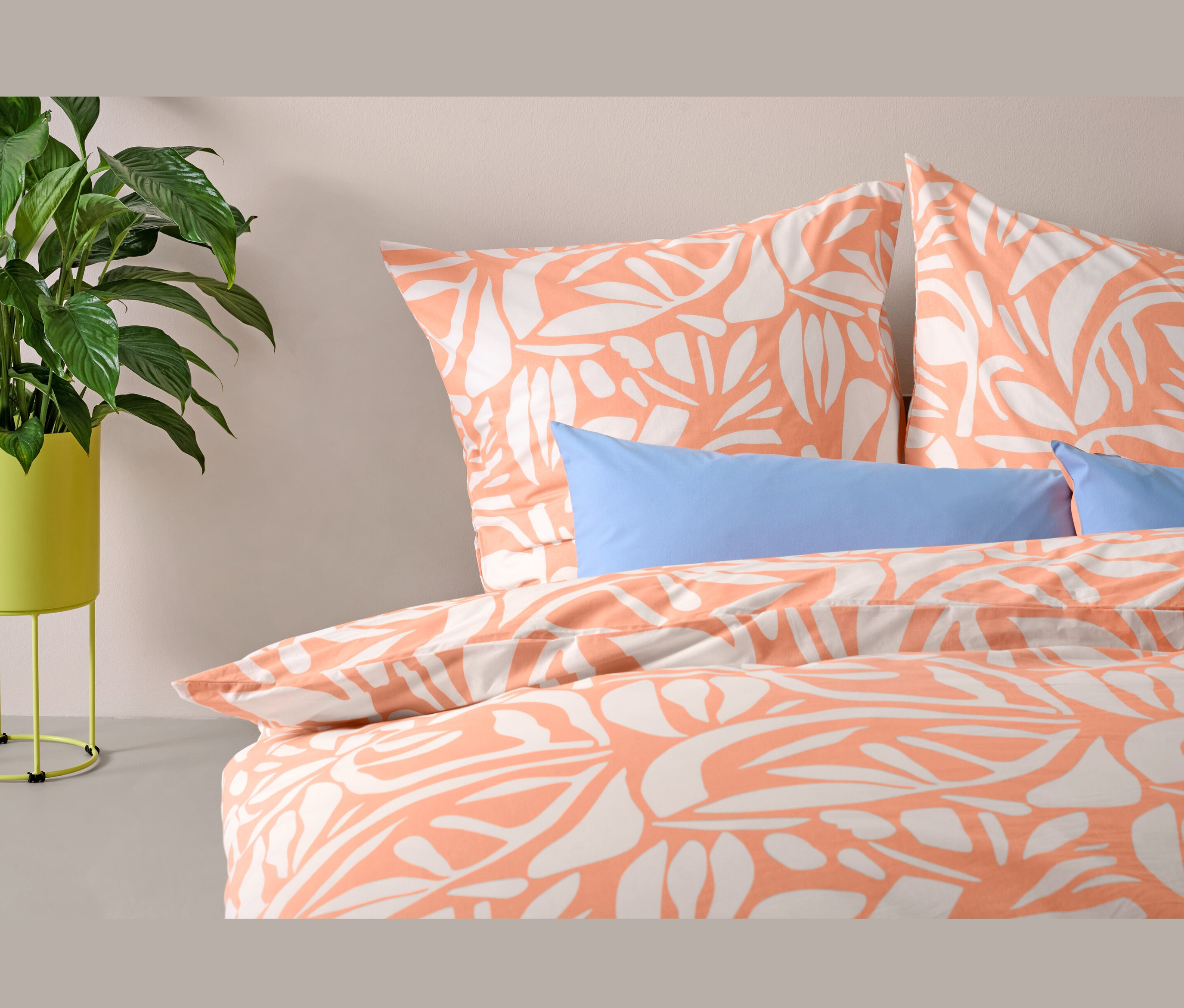 Parure de lit en renforcé abricot de taille standard avec un motif floral.