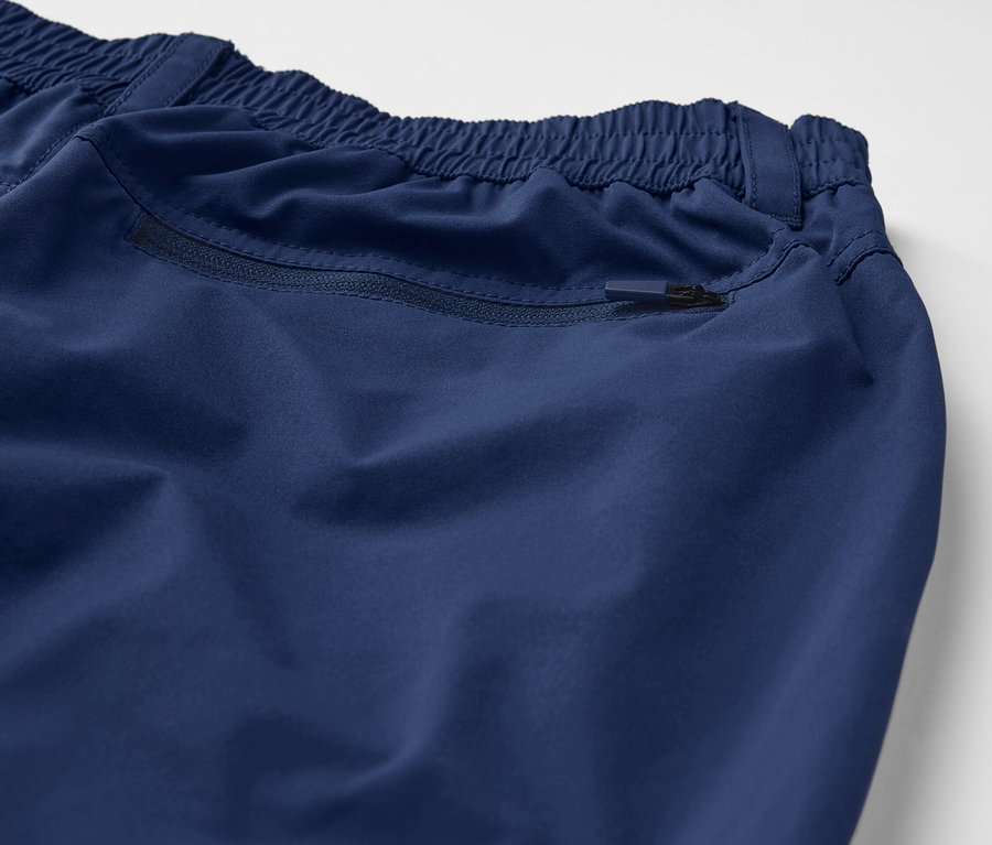 Détail d'un short technique en softshell bleu.