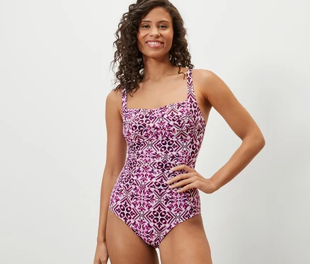 Femme posant dans un maillot de bain modelant baies-blanc.