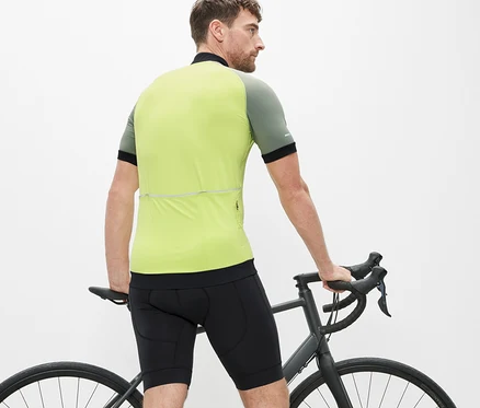 Un homme se tient à côté d'un vélo et porte un cuissard de vélo.