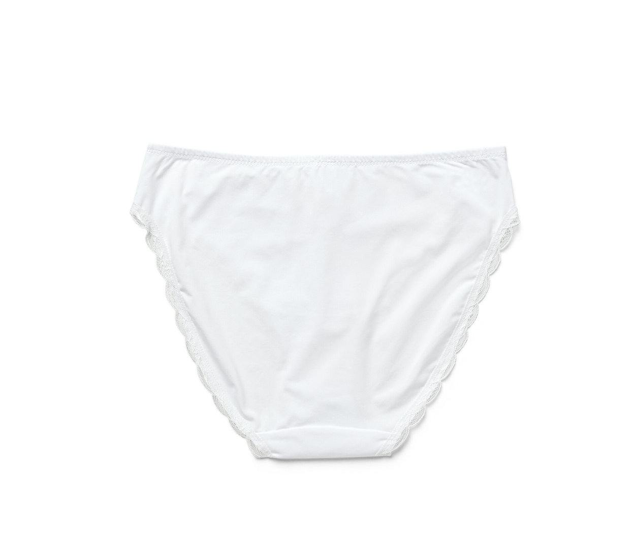 2 slips blancs bordés de dentelle sur fond blanc.