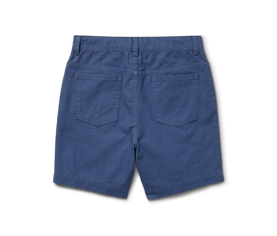 Short bleu pour enfant vu de derrière.