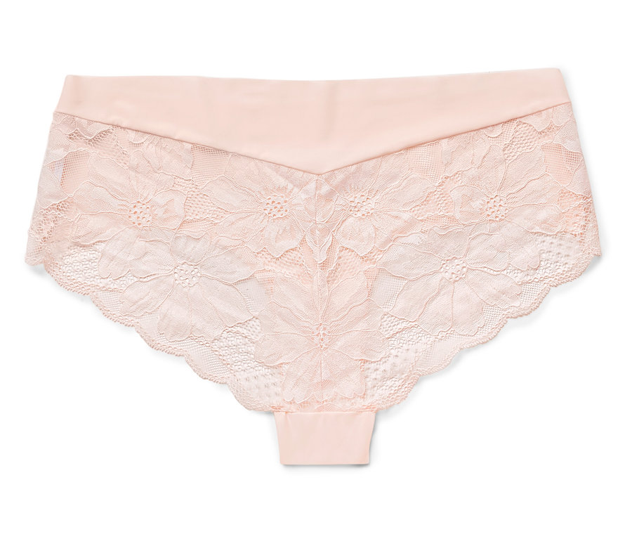 Culotte shorty rose pâle en dentelle sur fond blanc.