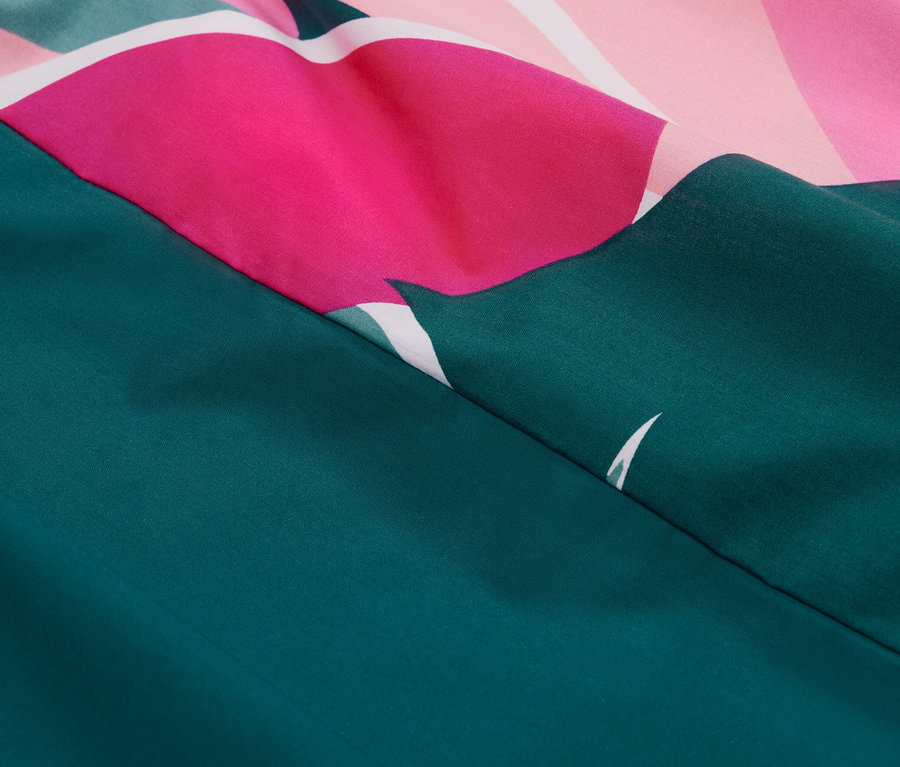 Gros plan d'une parure de lit en percale à motif de feuilles.
