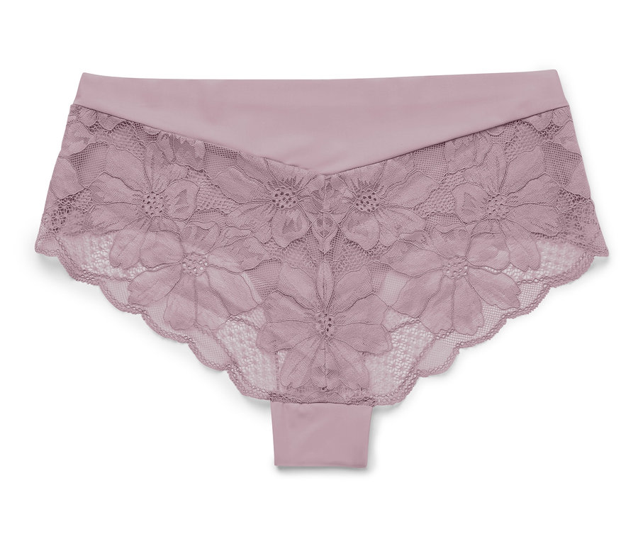 Une culotte lilas avec de la dentelle florale repose sur un fond blanc.