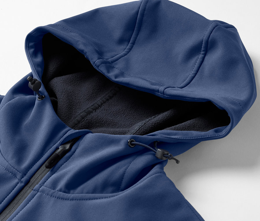 Gros plan sur une veste en softshell bleu marine avec capuche.
