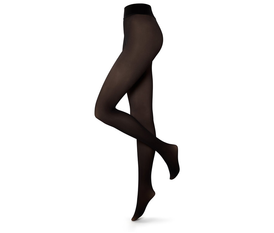 Jambes portant des collants noirs transparents sur fond blanc.