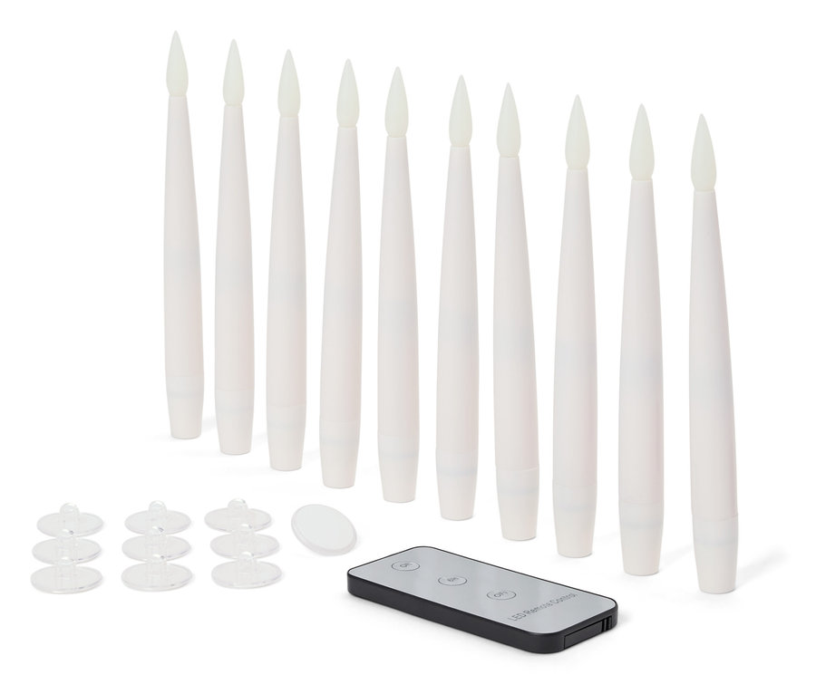 Dix bougies LED blanches avec télécommande et supports transparents.