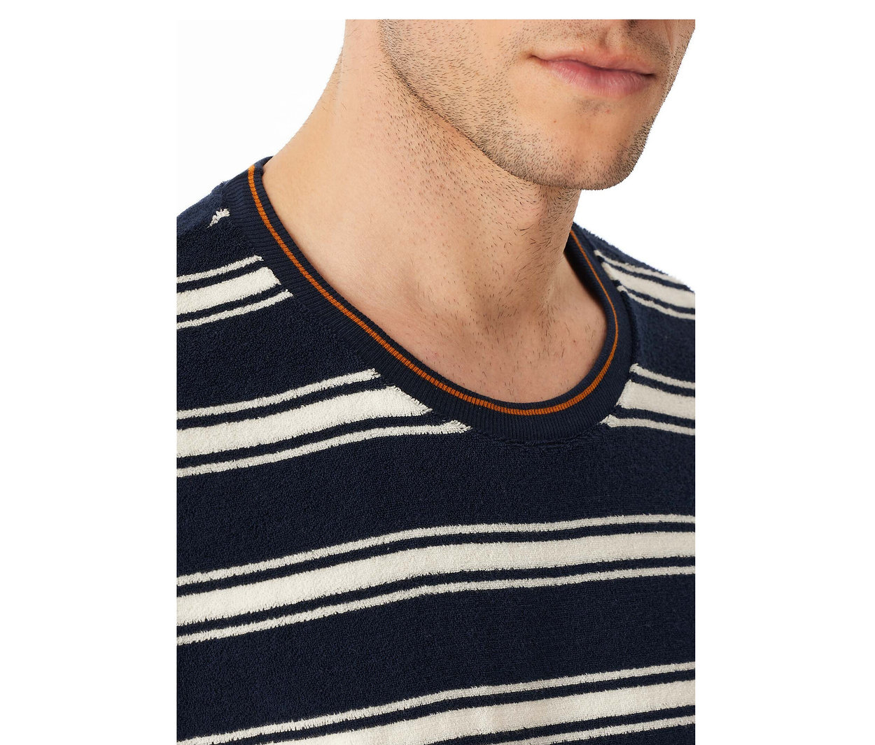 Gros plan d'un homme portant un haut de pyjama en tissu éponge SCHIESSER rayé bleu marine et blanc avec un liseré orange sur le col rond.