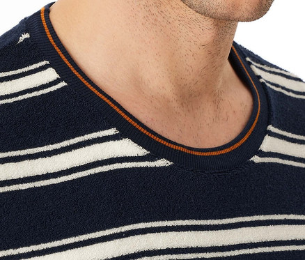 Gros plan d'un homme portant un pull ras du cou rayé bleu marine.