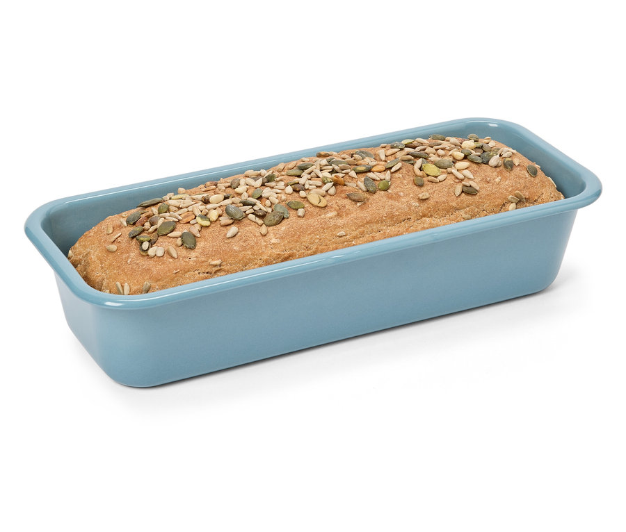 Pain aux graines dans un moule à pain bleu.