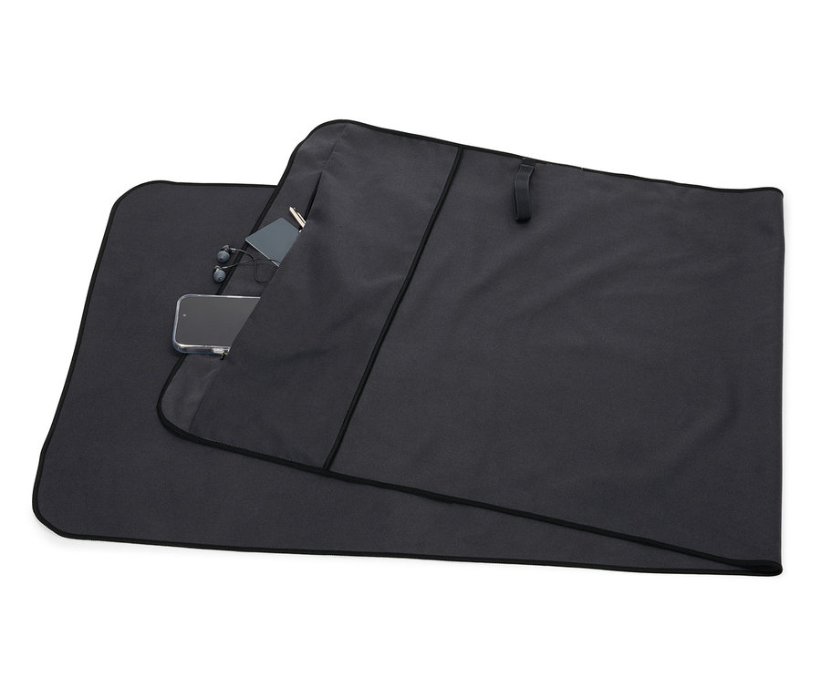 Housse noire avec une poche contenant un téléphone, des écouteurs et une carte.