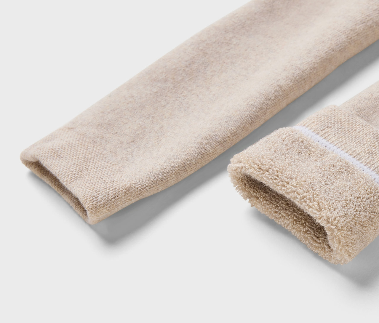 Gros plan d'une chaussette beige avec bordure en peluche.