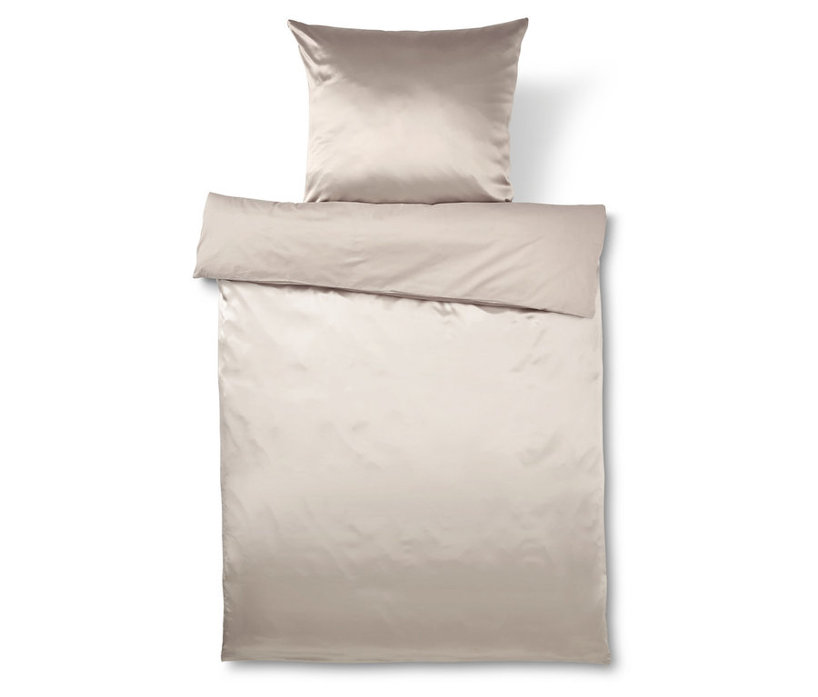 Linge de lit beige avec une taie d'oreiller sur le dessus.