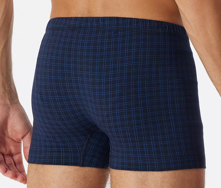Homme vu de dos portant un short SCHIESSER à carreaux.