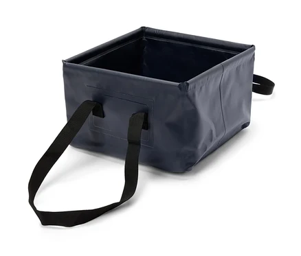 Un évier pliable bleu marine avec des poignées noires.