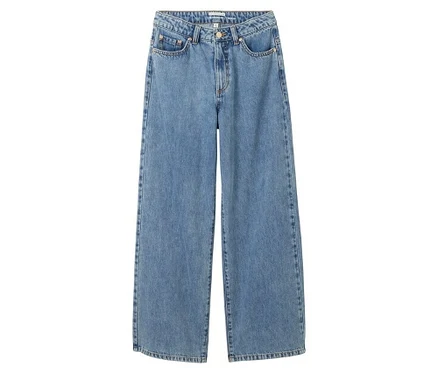 Un jean bleu clair coupe large.