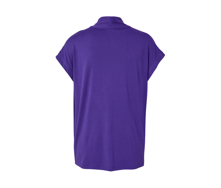 Blouse violette avec encolure en V.