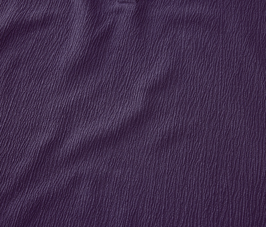 Gros plan sur un chemisier à manches courtes structuré violet.