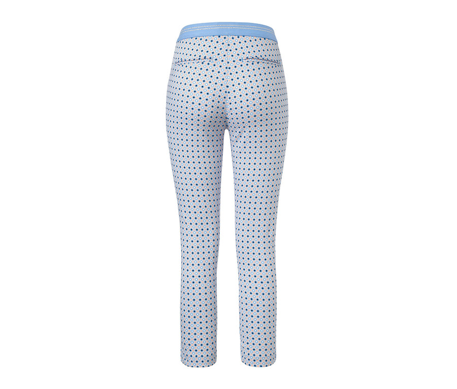 Vue détaillée de l'arrière d'un pantalon stretch imprimé 7/8.