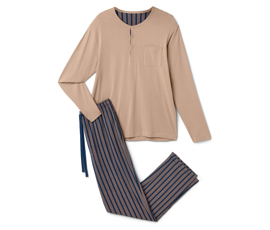 Pyjama beige à manches longues avec poche poitrine et pantalon rayé bleu avec cordon de serrage.