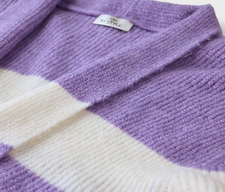 Détail d'un cardigan rayé violet et blanc avec une étiquette My Style.