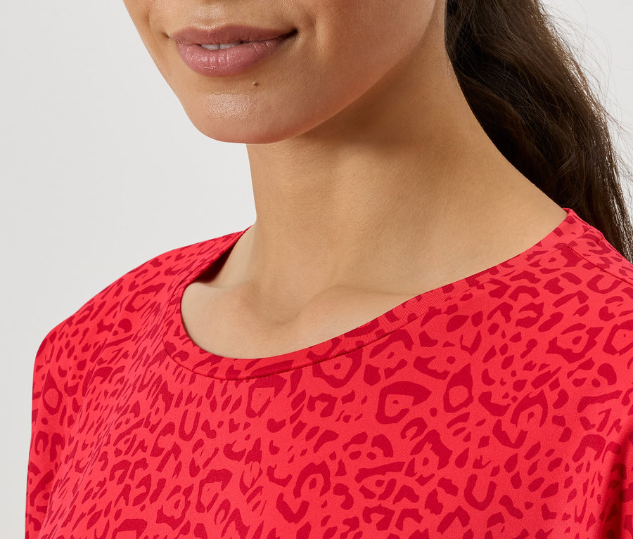 Gros plan sur le haut d'un haut rouge à motifs pour femmes.