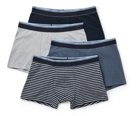 Quatre boxers pour hommes en bleu foncé, gris, bleu et bleu-blanc sont empilés les uns sur les autres.