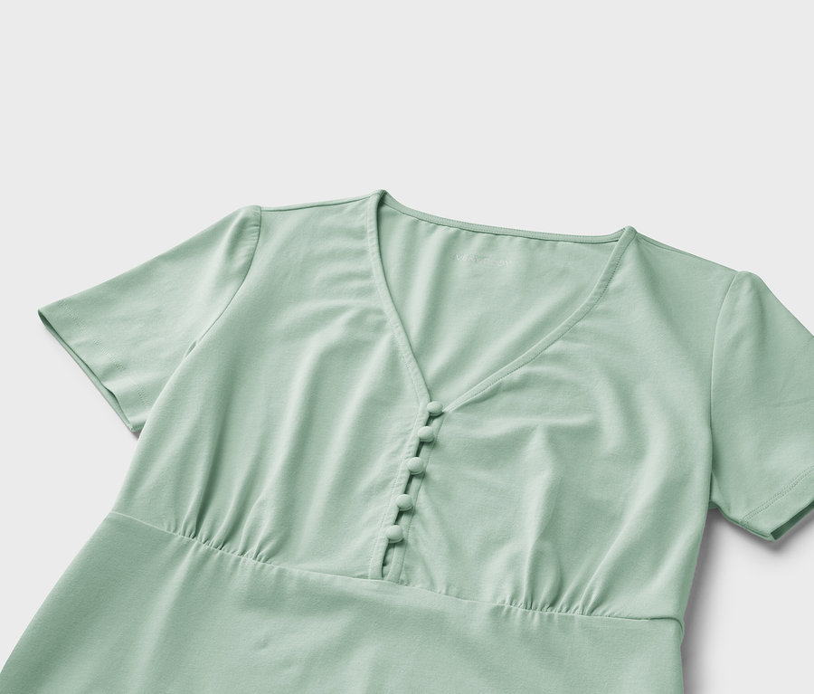 Chemise de nuit vert clair à manches courtes et boutons.