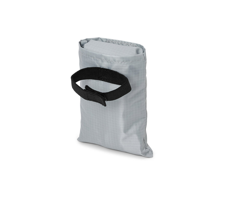 Sac à provisions pour vélo argenté avec une sangle noire.