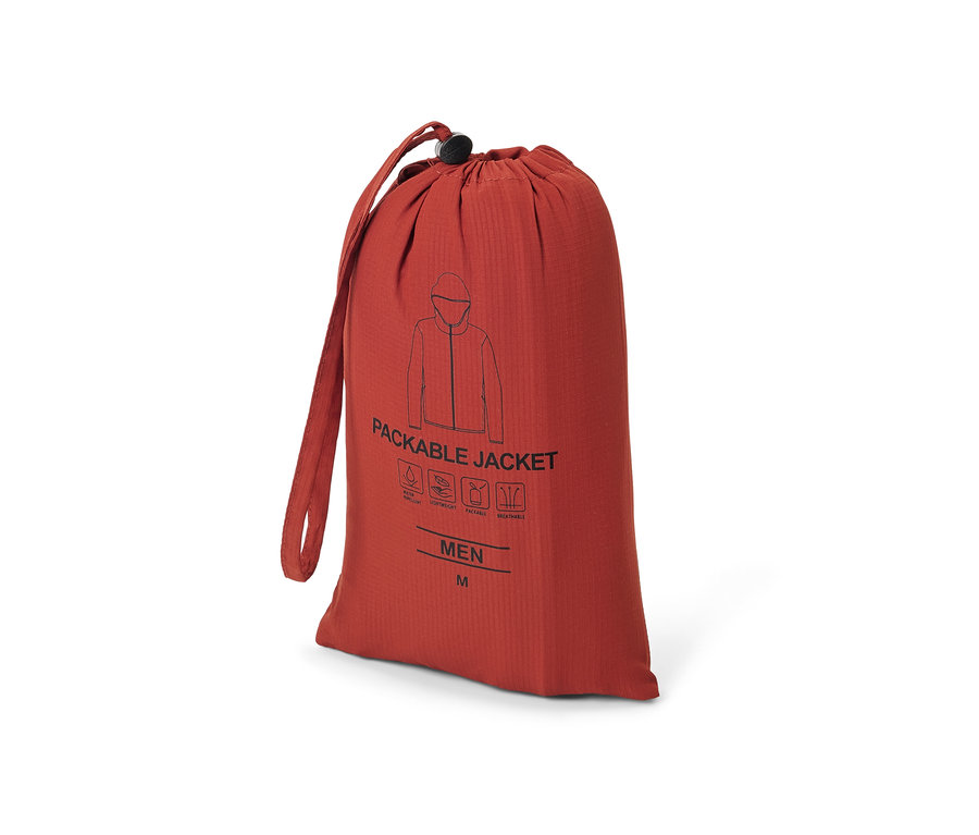 Un sac rouge à cordon de serrage avec l'inscription "PACKABLE JACKET".
