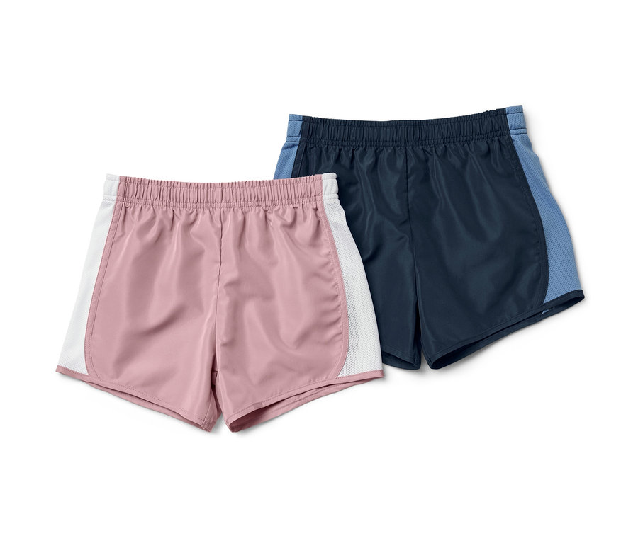 Deux shorts de sport pour enfants, un rose avec des détails blancs et un bleu marine avec des détails bleu clair.