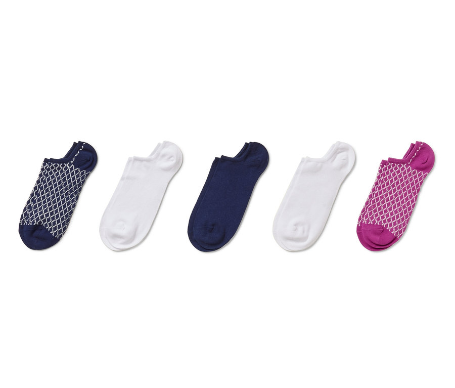 Cinq paires de socquettes de sport de différentes couleurs.