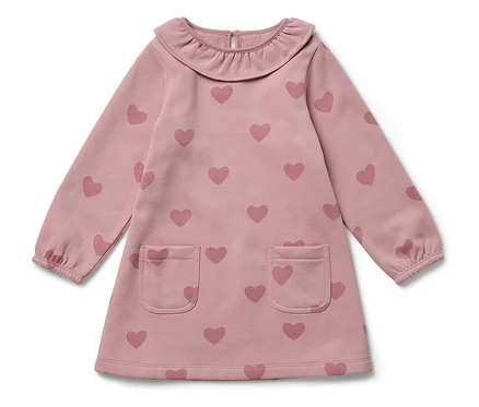 Robe rose à manches longues avec imprimé de coeurs.