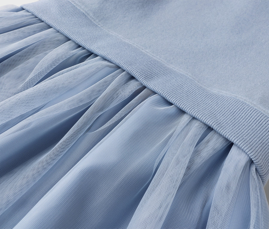 Gros plan d'une jupe en tulle bleu clair avec une taille élastique.