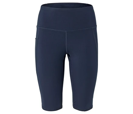 Gros plan sur un short de sport bleu marine sur fond blanc.