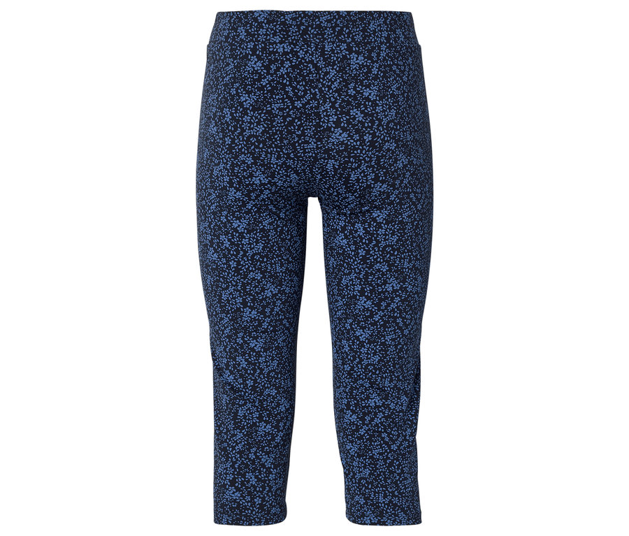 Gros plan d'un legging bleu à motif floral.