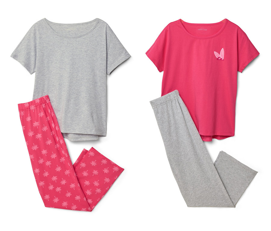 Deux ensembles de pyjamas, l'un avec un haut gris et un pantalon rose à motifs de palmiers, l'autre avec un haut rose avec un motif de planche de surf et un pantalon gris.