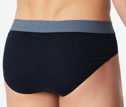 Vue de dos d'un homme portant un slip SCHIESSER noir avec une ceinture grise.