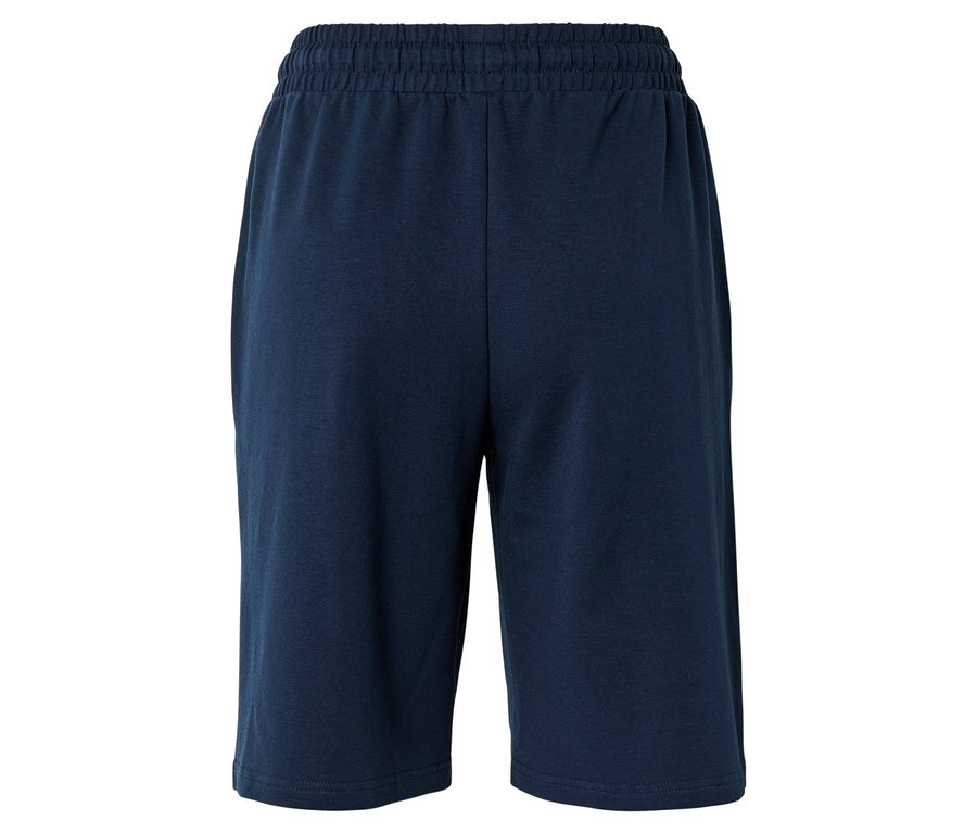 Gros plan sur un short bleu marine avec une taille élastique.