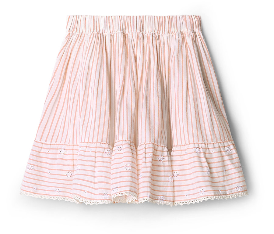 Une jupe blanche à rayures roses avec un volant en bas est posée sur un fond blanc.