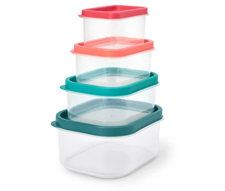 Pile de quatre récipients de rangement carrés transparents avec des couvercles roses et turquoise.