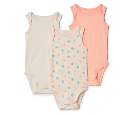 Trois bodies bébé sans manches de couleur beige, avec des imprimés d'étoiles de mer et de coquillages et de couleur saumon sont placés côte à côte.