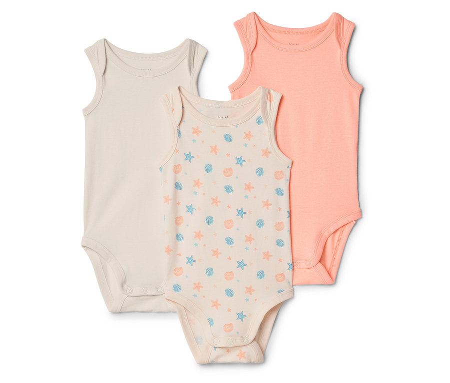 Trois bodies bébé sans manches de couleur beige, avec des imprimés d'étoiles de mer et de coquillages et de couleur saumon sont placés côte à côte.