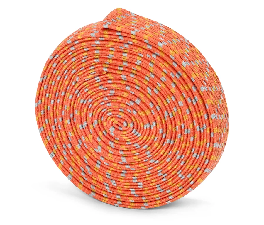 Cordon orange enroulé avec des points jaunes et gris.