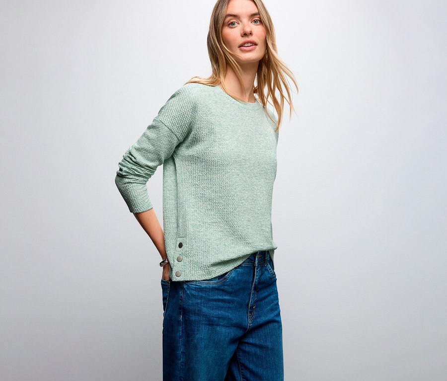 Femme portant un maillot avec structure Street One et un jean.