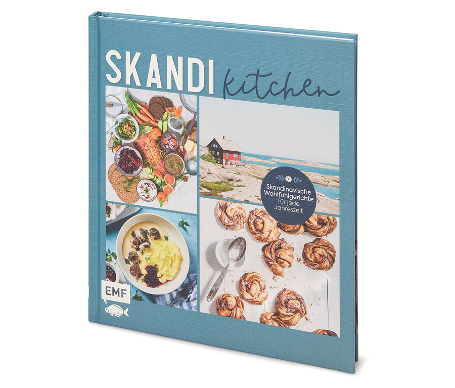 Gros plan d'un livre de cuisine intitulé « Skandi Kitchen » avec des photos de plats et d'un chalet au bord de la mer.