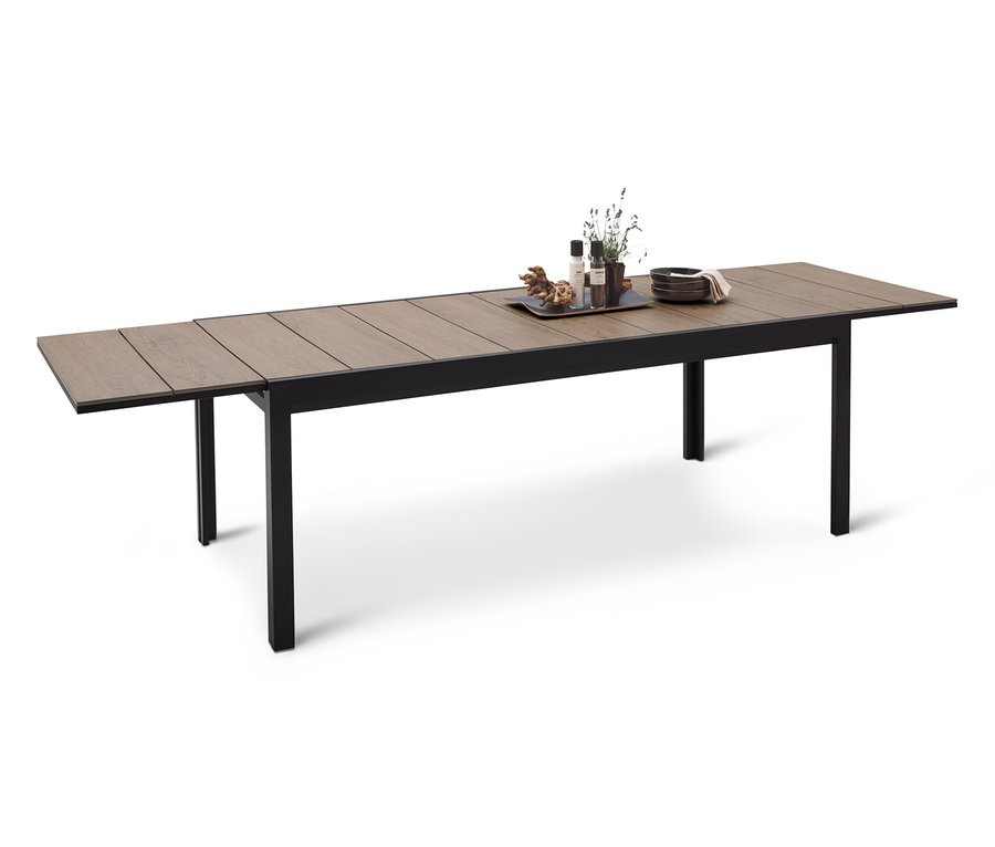 Une longue table à manger avec un cadre noir et un plateau en bois, sur laquelle repose un plateau avec des décorations.